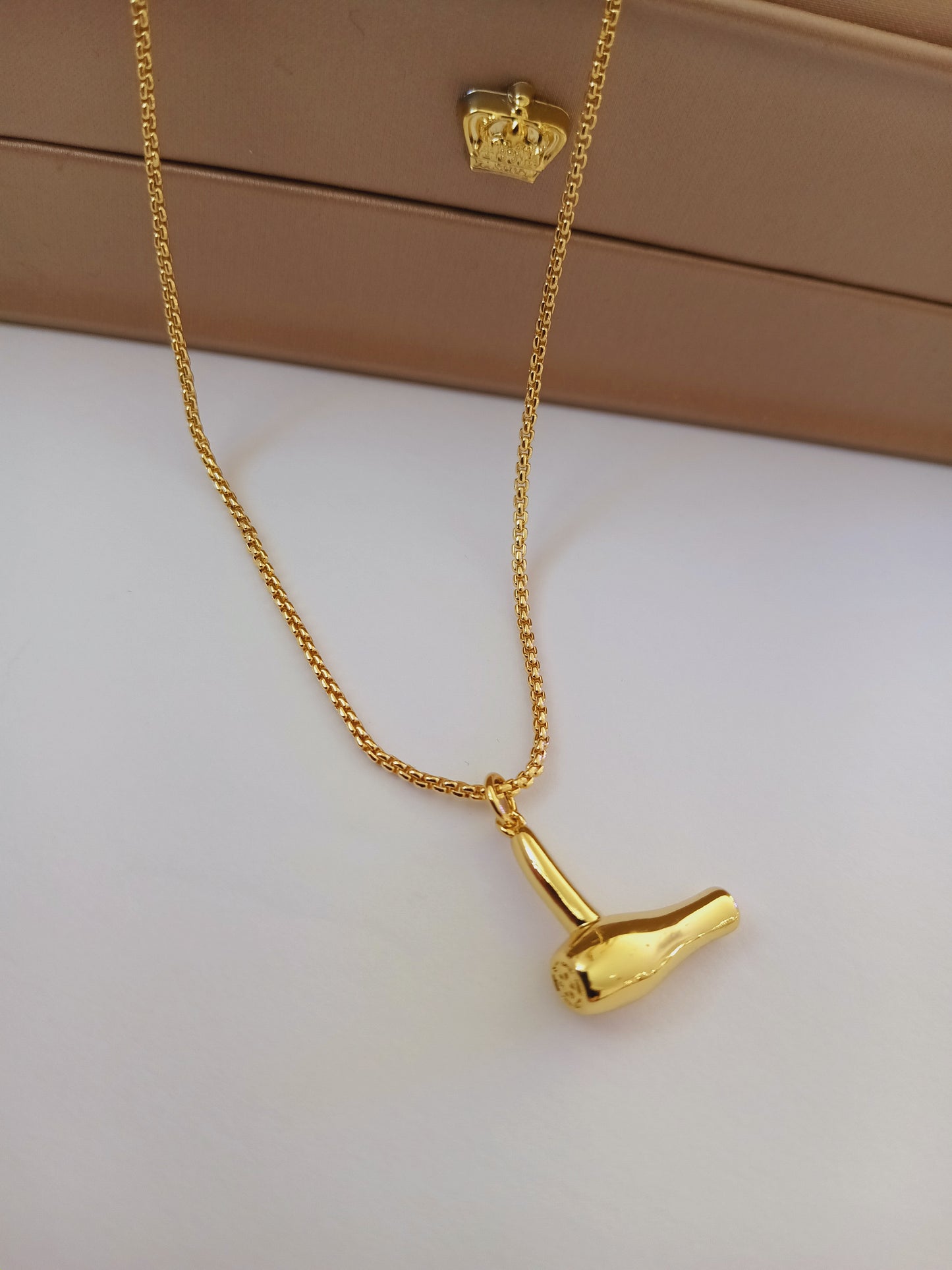 Blower necklace