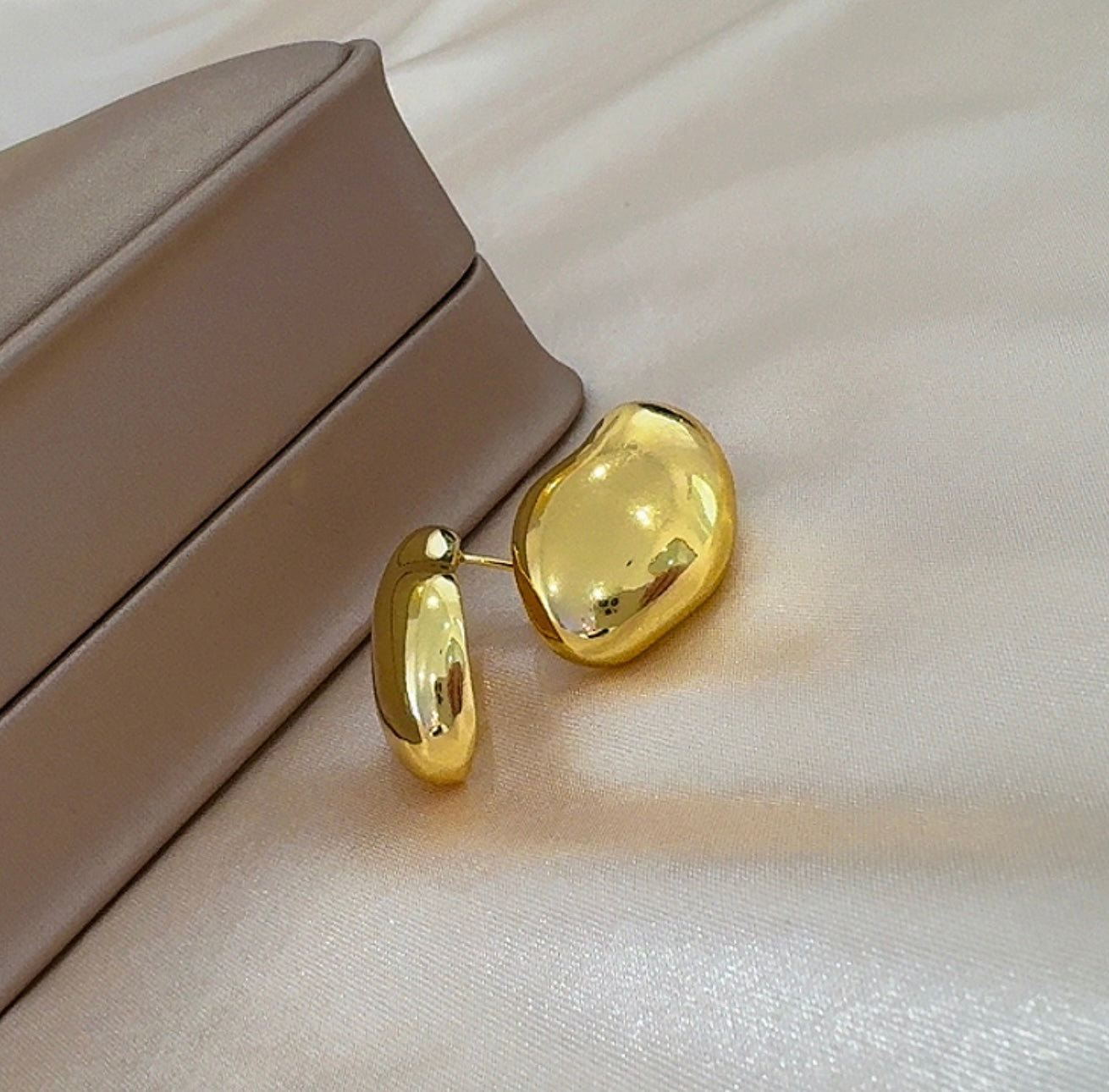 Almond earrings