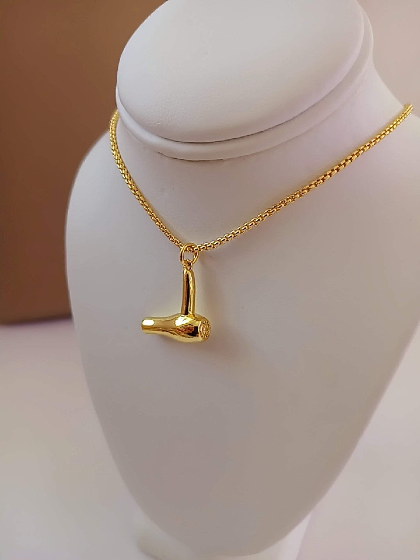 Blower necklace